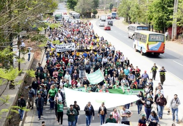 Docentes de la UNA, cerca de lograr el aumento salarial  - Nacionales - ABC Color