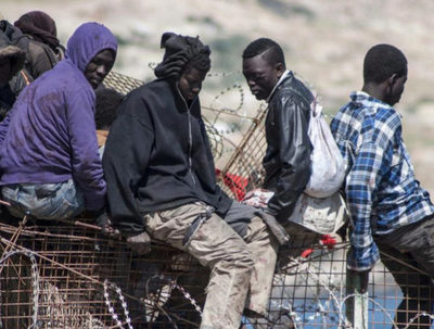 Migrantes cruzan valla desde España a Marruecos » Ñanduti