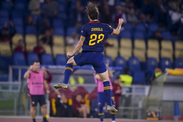 Roma se presenta en la Europa League goleando al Basaksehir