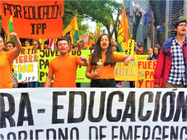 Jóvenes reclaman tierra, educación y trabajo en proximidad al Día de la Juventud