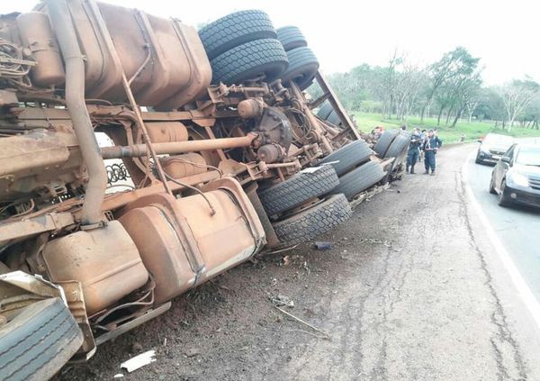 Camión semirremolque volcó luego de que una rueda reventara - Nacionales - ABC Color