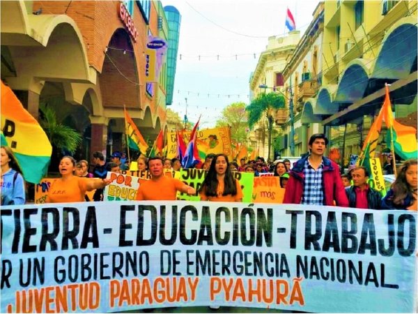 Marcha de jóvenes por el microcentro de Asunción