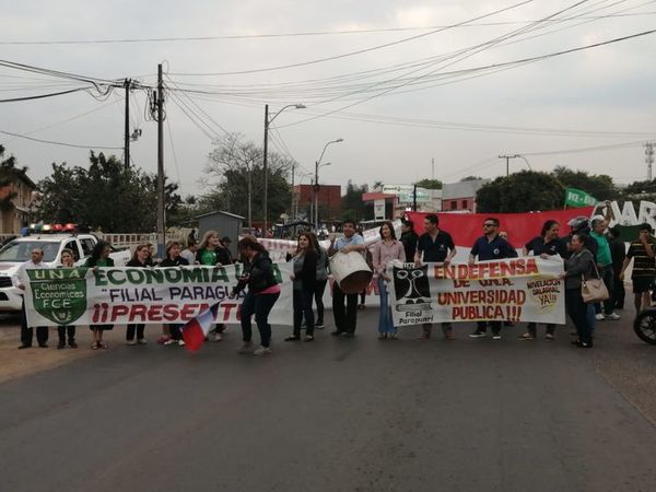 Vuelven a cerrar ruta en reclamo de equiparación salarial en UNA Paraguarí - Nacionales - ABC Color