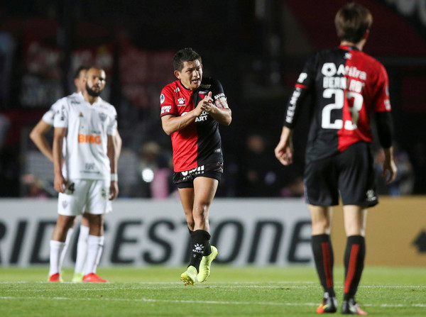 Colón de Santa Fe se impone en casa al Mineiro