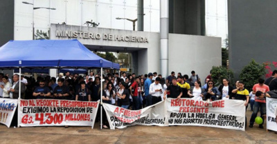 Manifestantes de la UNE  llegaron hasta Hacienda
