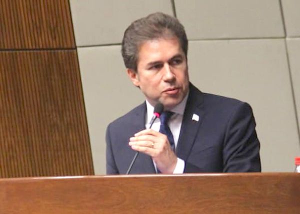 Castiglioni no aclara, oscurece en el caso acta