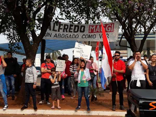 Seudos sintechos dirigidos por Gil López incidentan frente a juzgado