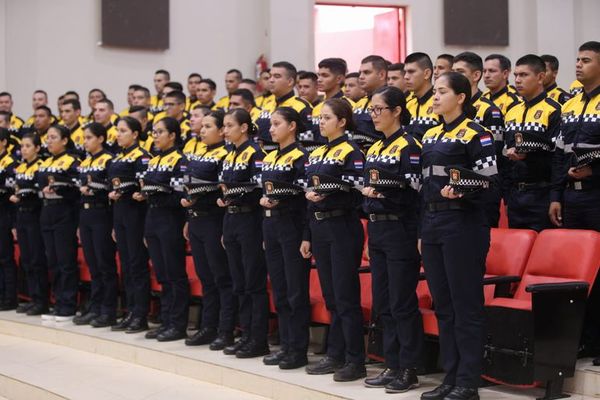 Asumen 74 nuevos agentes de la PMT de Ciudad del Este  - Nacionales - ABC Color