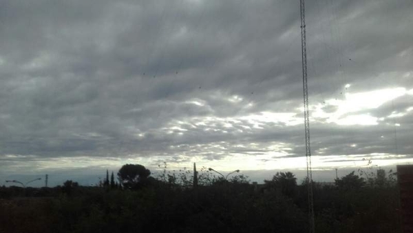 Viernes fresco a cálido y algunas lluvias.