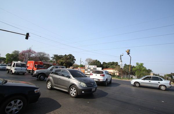 Semáforo averiado causa estragos en el tránsito