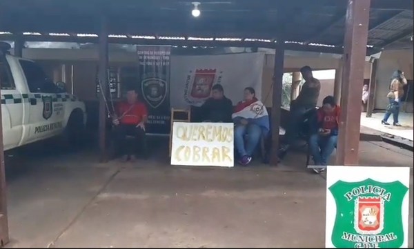 Funcionarios despedidos de la Comuna de CDE se encadenan exigiendo indemnización - ADN Paraguayo