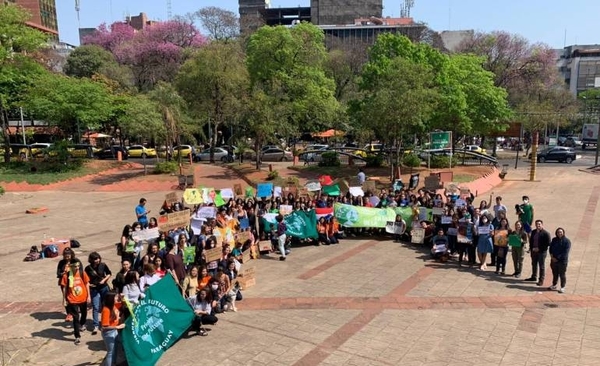 HOY / Policías impiden marcha de estudiantes por el cambio climático: "Trajeron un carro hidrante"