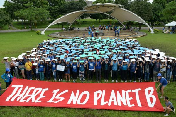 Centenares de miles de estudiantes lanzan una huelga global contra el cambio climático - Mundo - ABC Color