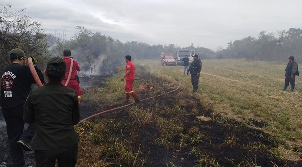 Bomberos claman por ayuda al quedarse sin equipos y provisiones