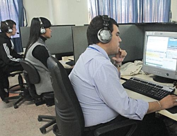 HOY / Locales de call center y de comidas rápidas prefieren contratar jóvenes