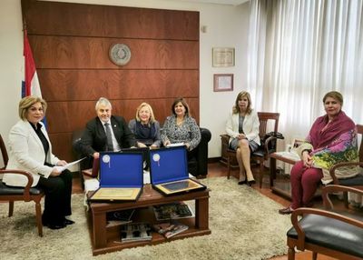 Ministra Bareiro recibe a Escribanos