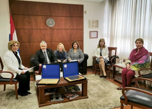 Ministra Bareiro recibe a Escribanos