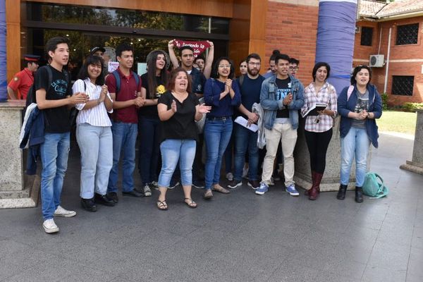 Estudiantes llaman a unión histórica en defensa de la educación - Nacionales - ABC Color