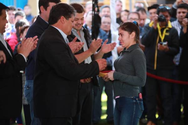 Entregan becas universitarias en San Juan del Ñeembucú - ADN Paraguayo