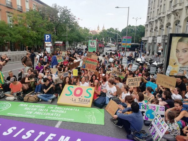Miles de jóvenes de todo el mundo toman las calles en defensa del clima
