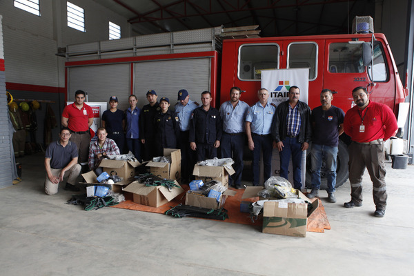 Itaipu entregó a bomberos equipos para el combate a incendios forestales en el Chaco | .::Agencia IP::.