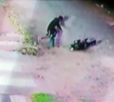 Brutal ataque de motochorro a mujer en Asunción - Paraguay.com