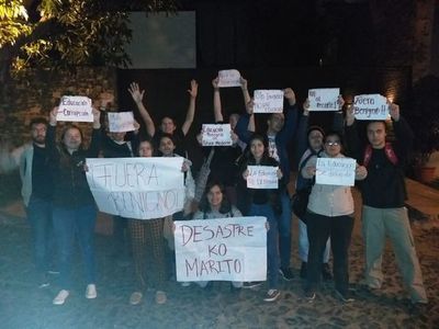 El “enemigo de la educación” Benigno López, fue escrachado a domicilio - Nacionales - ABC Color
