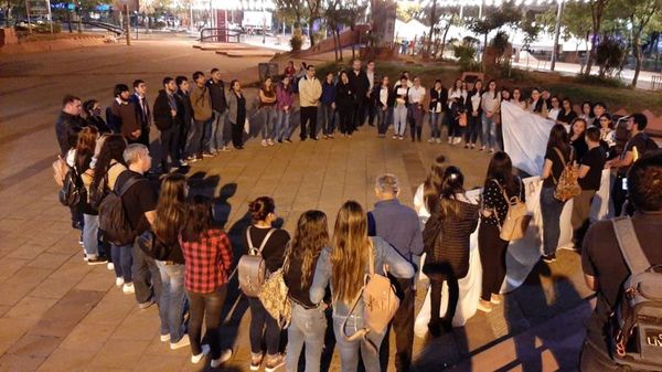 Marcharon en recordación de joven fallecida tras caer de bus - Nacionales - ABC Color