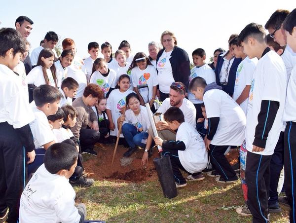 Plantan arbolitos con apoyo internacional - Interior - ABC Color