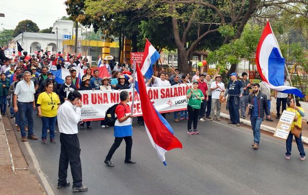 Docentes siguen en paro pero no depuran sus filas - Economía - ABC Color