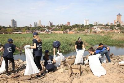 Voluntarios de CoronaxParley vuelven a limpiar las costas del río Paraguay