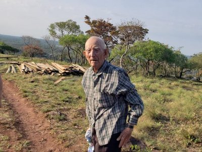 Con 102 años, excombatiente subió a la cima de un cerro