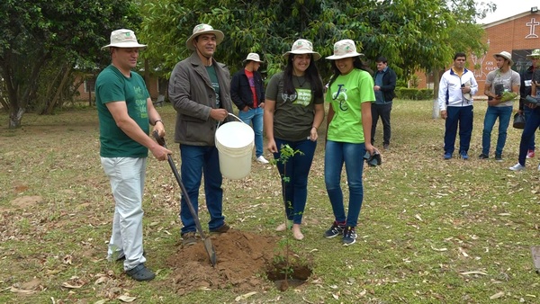 Jóvenes demuestran compromiso ambiental con platación de arboles