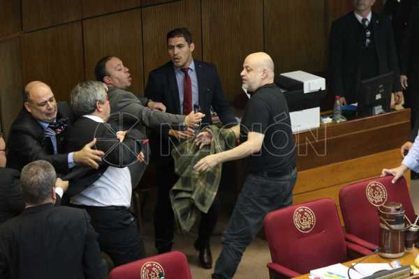 Tras pelea Riera y Cubas vuelven al Senado: “Cuando termine de llenar mi cuaderno… no debo pegar a mi compañero" - ADN Paraguayo