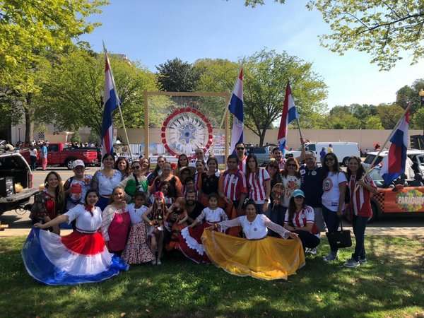 Paraguayos en Washington exhiben cultura guaraní en desfile de naciones