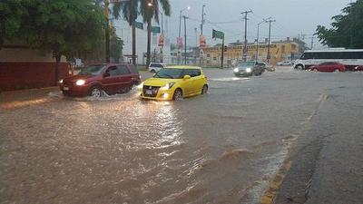 Huracán Lorena desafía pronóstico y se aleja de Península de Baja California | .::Agencia IP::.