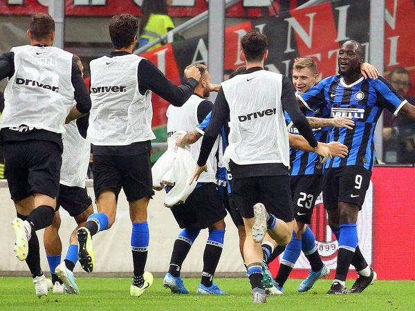 El Inter gana el derbi al Milan y sigue líder con el pleno de puntos