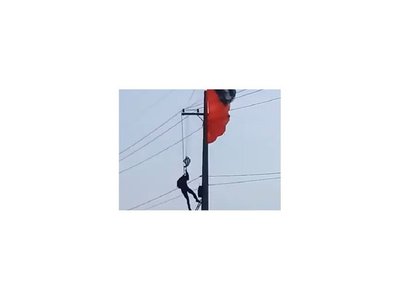 Paracaidista cayó por un cable de alta tensión, pero resultó ileso
