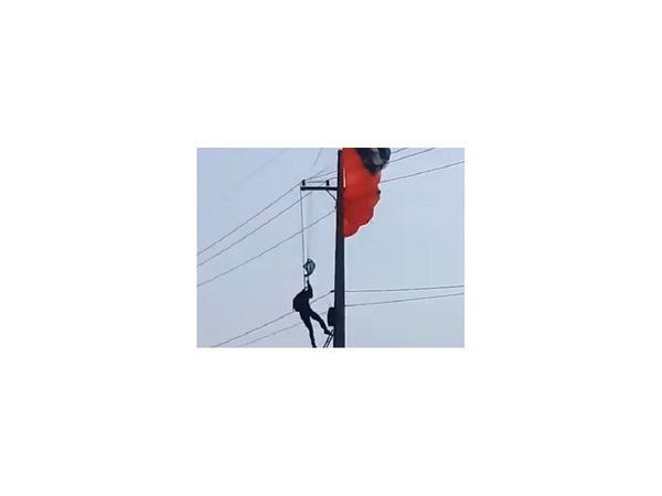 Paracaidista cayó por un cable de alta tensión, pero resultó ileso