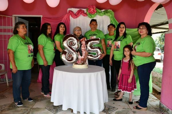 Octogenaria celebró su cumpleaños entregando plantines - Nacionales - ABC Color