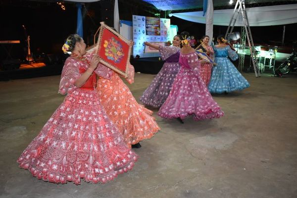 Festival folclórico en evento de pesca en Ayolas - Nacionales - ABC Color
