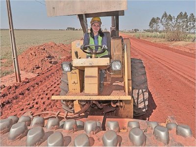 Mujeres empiezan a ganar protagonismo en las obras viales