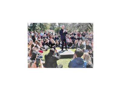 Macri, en campaña, apuesta a “no dejar a nadie atrás”