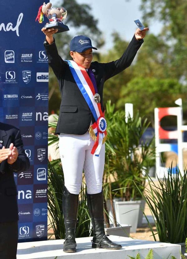 José Pérez alza bronce