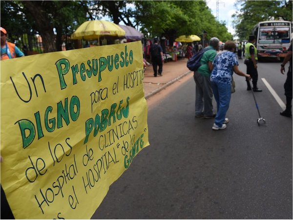 Funcionarios de Clínicas anuncian huelga a partir de este lunes