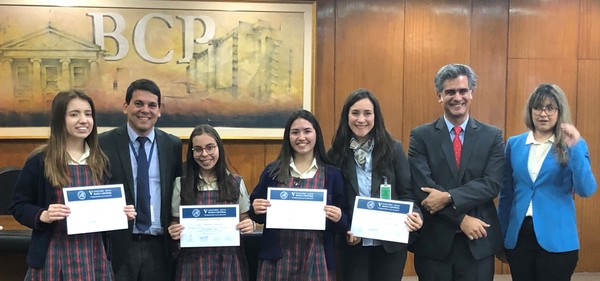 Alumnas del Colegio Las Almenas lograron primer lugar en el Concurso Banca Central | .::Agencia IP::.