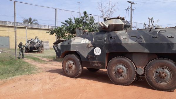 Tanquetas militares refuerzan seguridad en cárcel de San Pedro