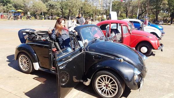 EXHIBEN AUTOS CLÁSICOS •