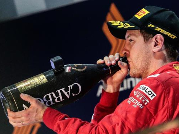 Escudería Ferrari manda en Singapur