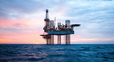 Retrocede precio del petróleo